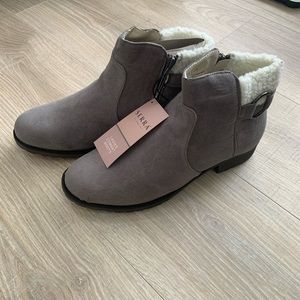 Size 10 winter booties with tags